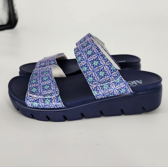 Alegria NWOB Lena Sandals Adjustable Straps Aztec Tile Floral 36 5.5 - Picture 2 of 9